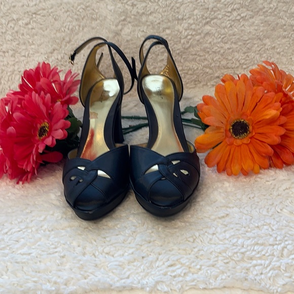 Selling ladies beautiful ankle strap shoes - Picture 1 of 2